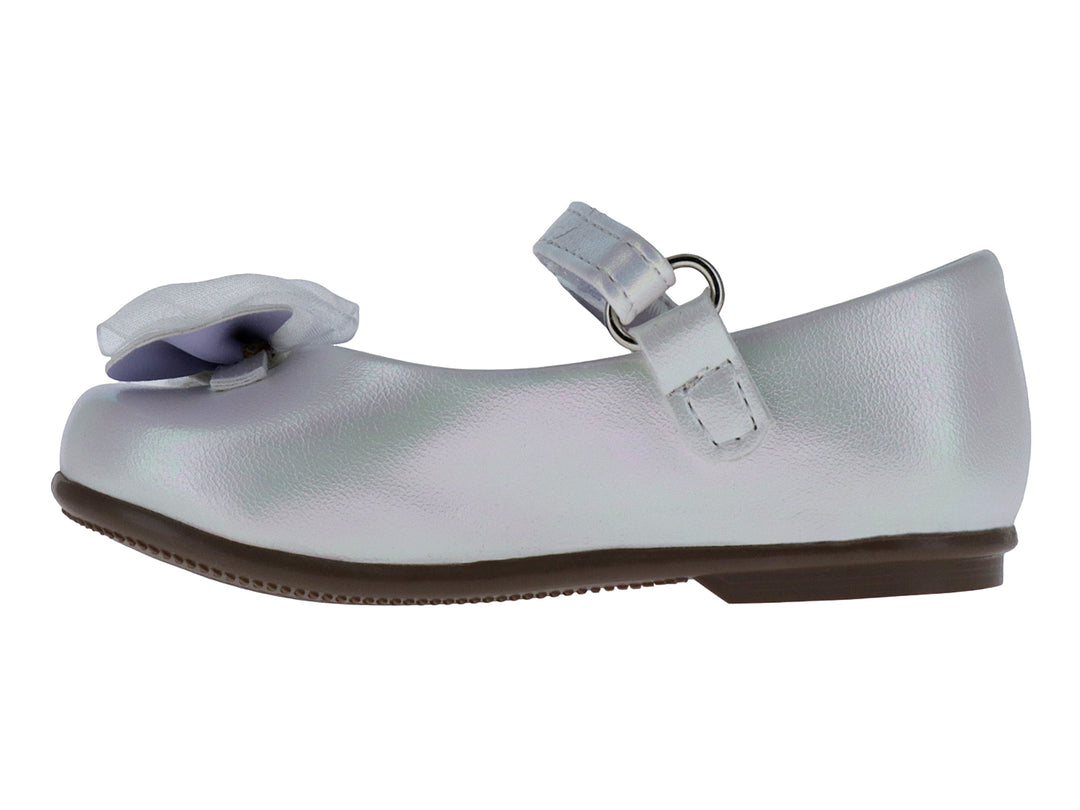 Zapato plano blanco brillante para niña con moño decorativo y correa de ajuste.