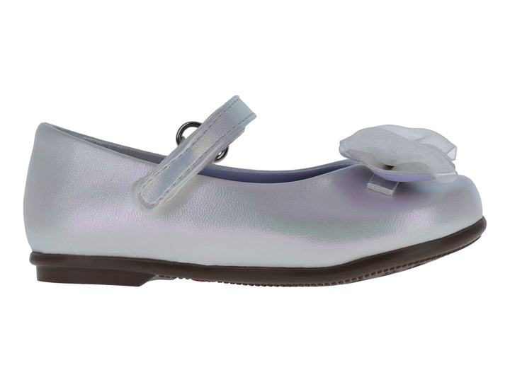 Zapato plano para niña en color blanco iridiscente con moño decorativo y correa ajustable.