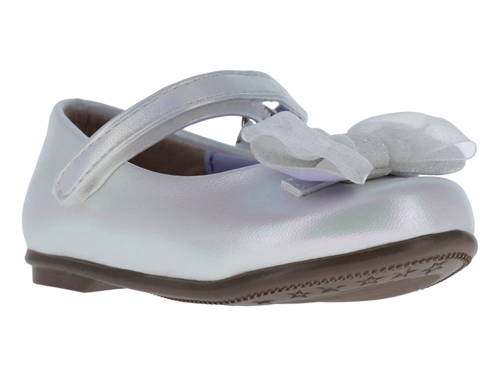 Zapato plano para niña en color blanco iridiscente con moño decorativo y correa ajustable.