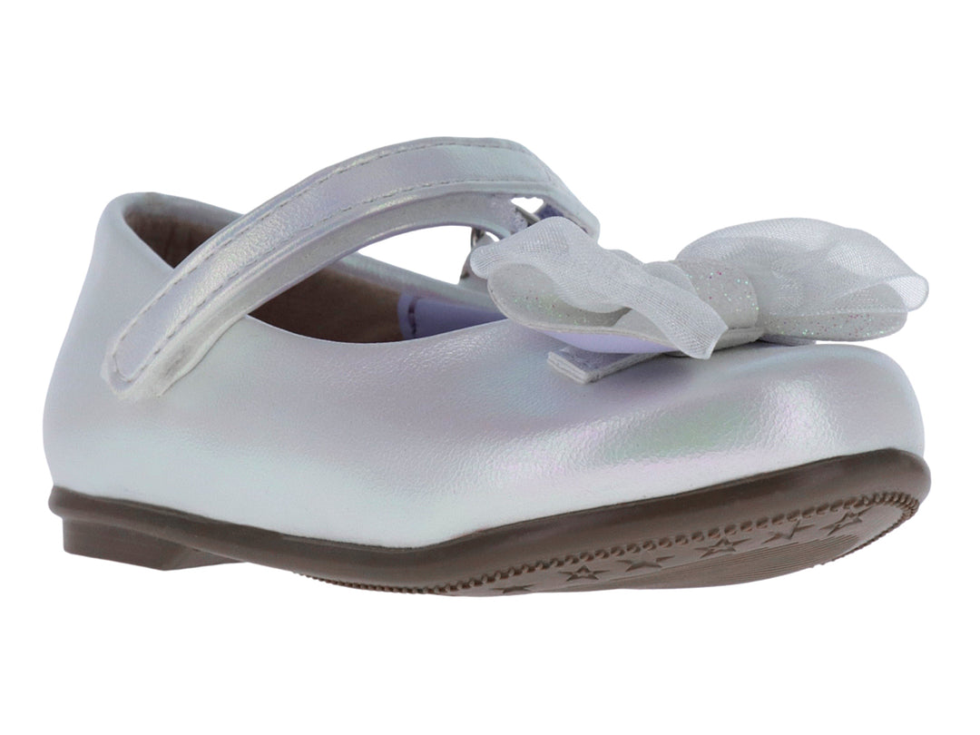 Zapato plano para niña en color blanco iridiscente con moño decorativo y correa ajustable.