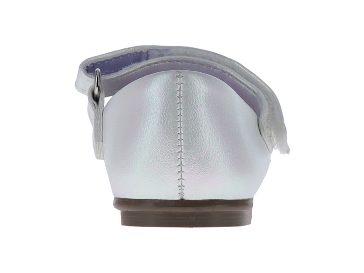 Zapato plano para niña en color blanco iridiscente con moño decorativo y correa ajustable.