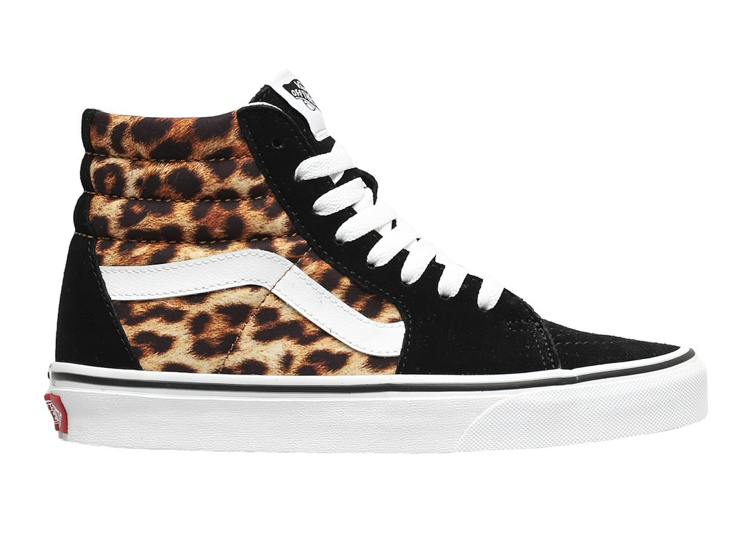 Tenis Vans Sk8-Hi de bota con estampado de leopardo, detalles en negro y suela blanca.