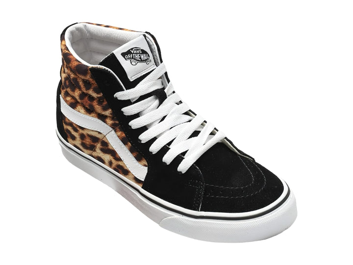 Tenis Vans Sk8-Hi de bota con estampado de leopardo, detalles en negro y suela blanca.