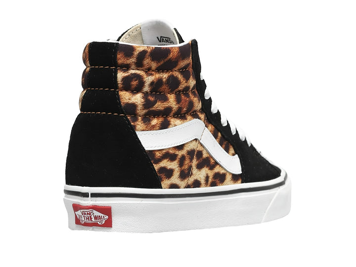 Tenis Vans Sk8-Hi de bota con estampado de leopardo, detalles en negro y suela blanca.