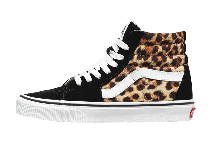 Tenis Vans Sk8-Hi de bota con estampado de leopardo, detalles en negro y suela blanca.