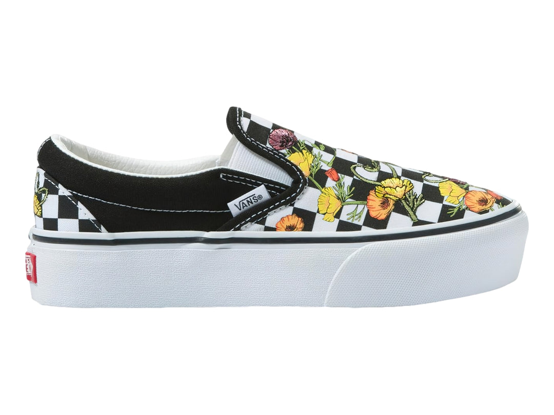 Tenis Vans Classic Slip-On negros con estampado de cuadros blancos y flores multicolores, suela blanca gruesa.