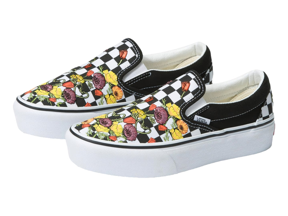 Tenis Vans Classic Slip-On negros con estampado de cuadros blancos y flores multicolores, suela blanca gruesa.