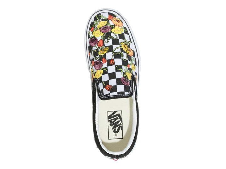 Tenis Vans Classic Slip-On negros con estampado de cuadros blancos y flores multicolores, suela blanca gruesa.