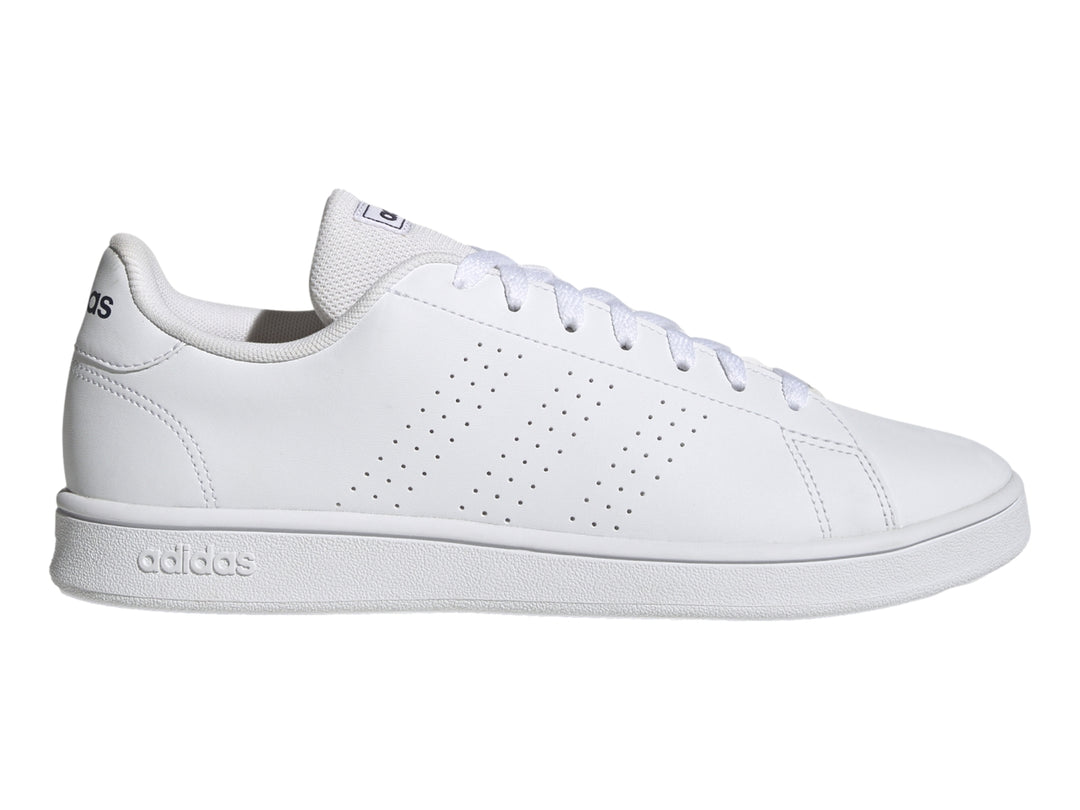 Tenis Adidas Advantage Base color blanco con detalles perforados y suela plana.