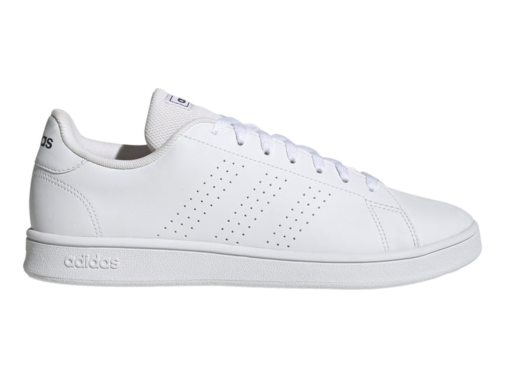 Tenis Adidas Advantage Base color blanco con detalles perforados y suela plana.