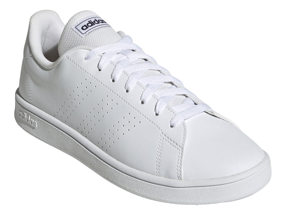 Tenis Adidas Advantage Base color blanco con detalles perforados y suela plana.