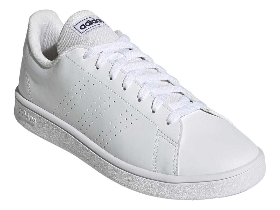 Tenis Adidas Advantage Base color blanco con detalles perforados y suela plana.