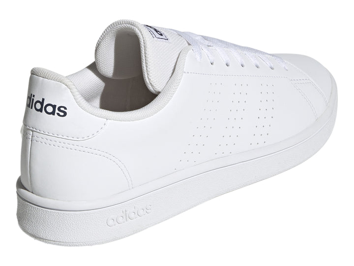 Tenis Adidas Advantage Base color blanco con detalles perforados y suela plana.