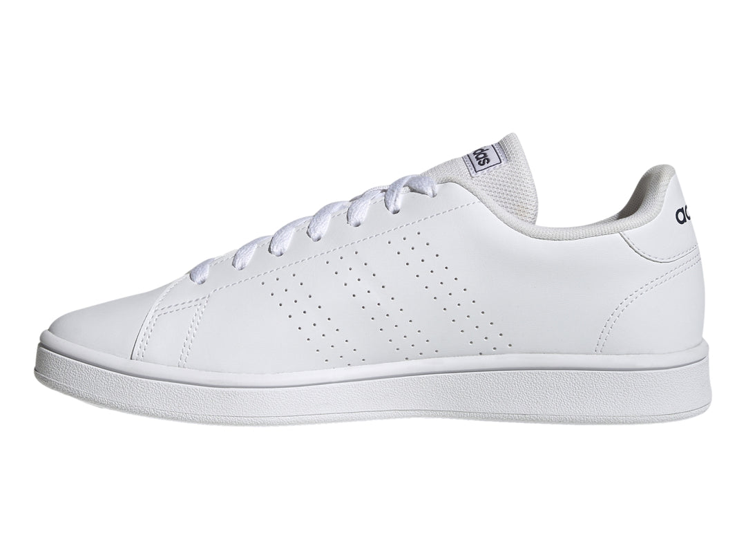 Tenis Adidas Advantage Base color blanco con detalles perforados y suela plana.