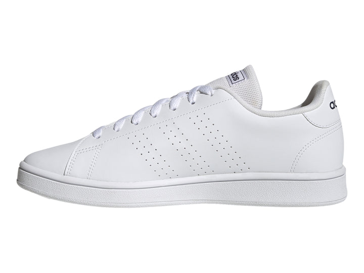 Tenis Adidas Advantage Base color blanco con detalles perforados y suela plana.