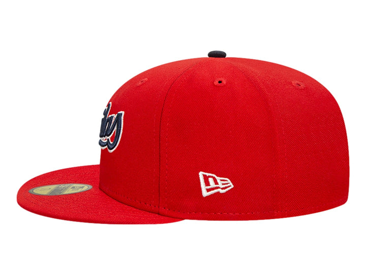Gorra New Era color rojo con el texto &