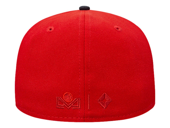 Gorra New Era color rojo con el texto &