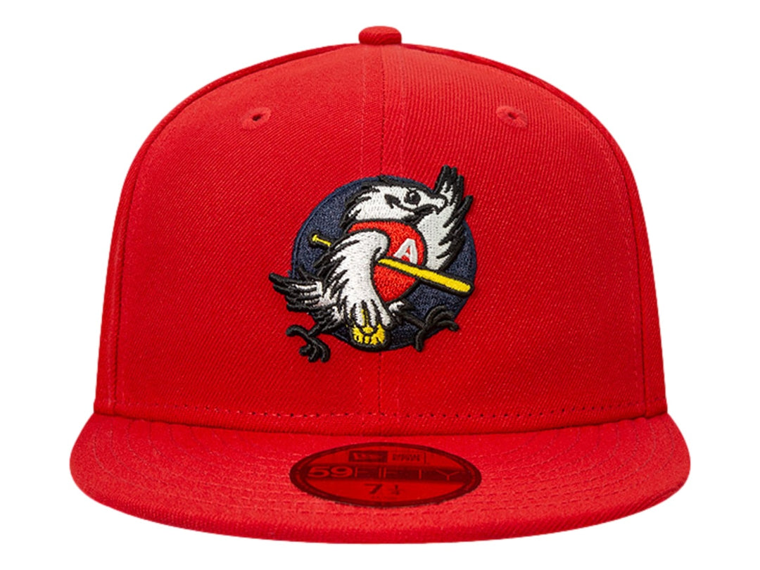 Gorra New Era color rojo scarlet con visera plana y logotipo bordado de un águila en el frente.