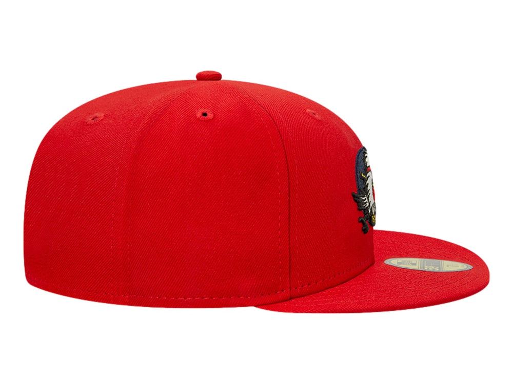 Gorra New Era color rojo scarlet con visera plana y logotipo bordado de un águila en el frente.