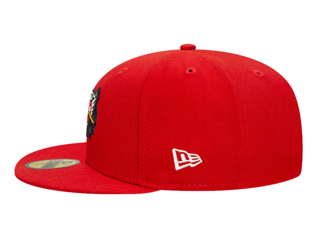 Gorra New Era color rojo scarlet con visera plana y logotipo bordado de un águila en el frente.