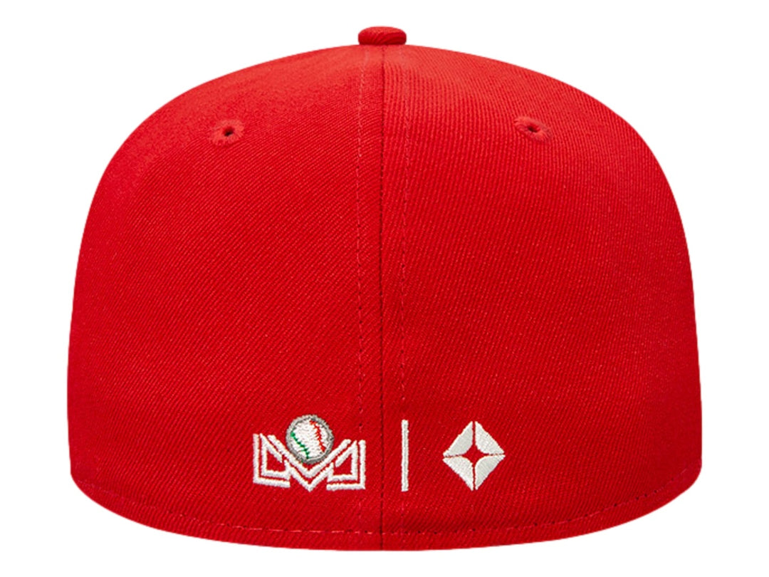 Gorra New Era color rojo scarlet con visera plana y logotipo bordado de un águila en el frente.