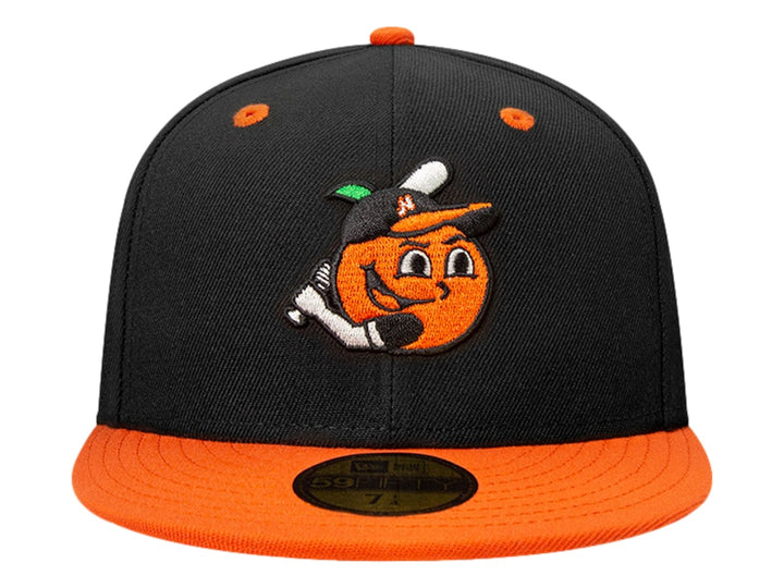 Gorra New Era color negro con visera naranja y un personaje bordado en el frente.