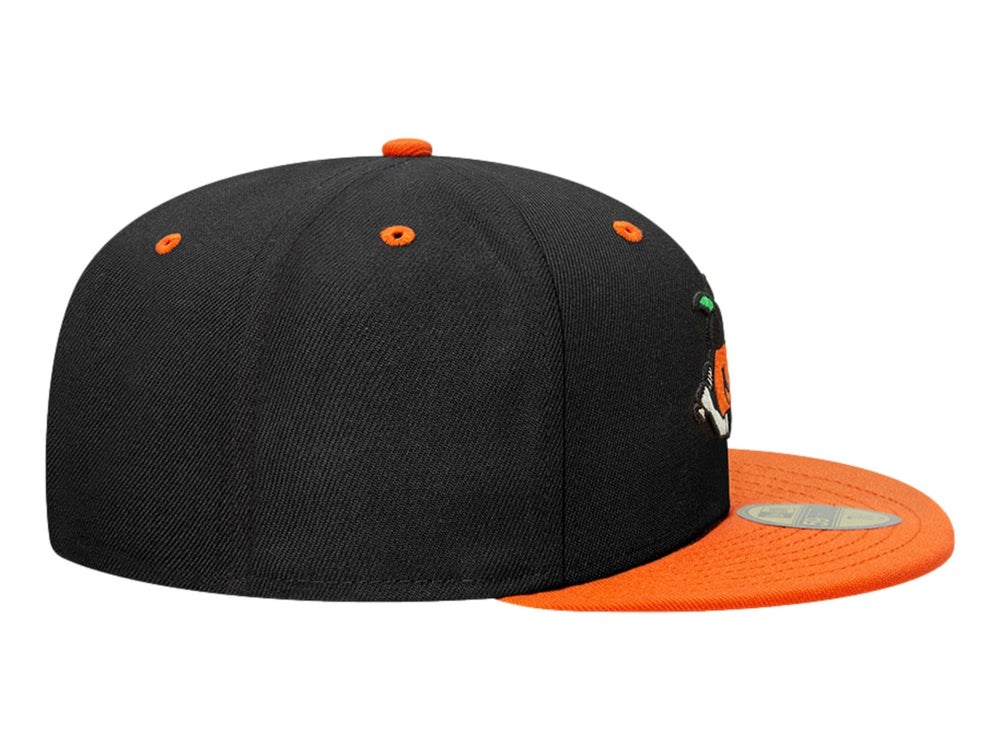 Gorra New Era color negro con visera naranja y un personaje bordado en el frente.