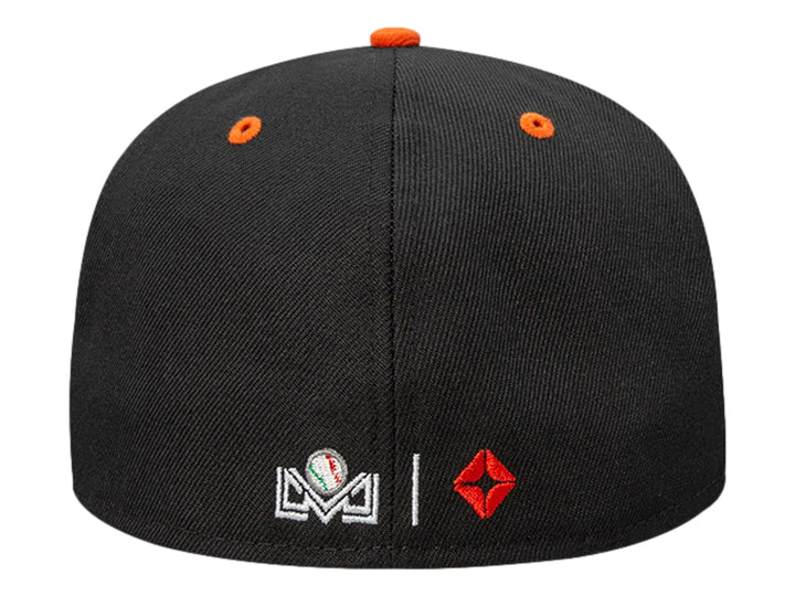 Gorra New Era color negro con visera naranja y un personaje bordado en el frente.