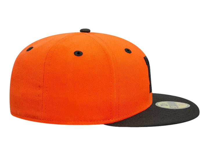 Gorra de béisbol New Era color naranja con visera plana negra y letra H bordada en negro al frente.
