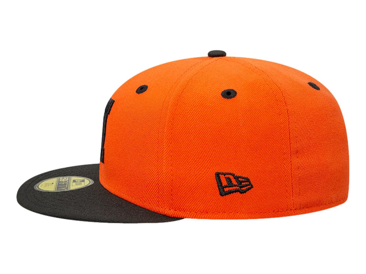 Gorra de béisbol New Era color naranja con visera plana negra y letra H bordada en negro al frente.
