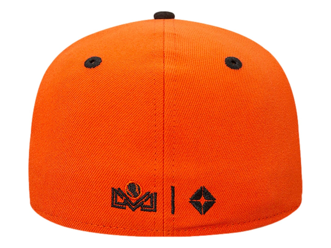 Gorra de béisbol New Era color naranja con visera plana negra y letra H bordada en negro al frente.