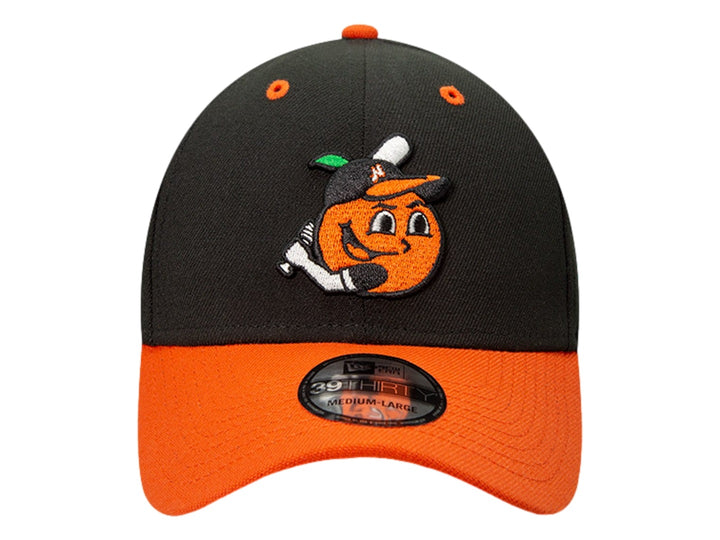 Gorra de béisbol New Era color negro con visera naranja y personaje bordado al frente.