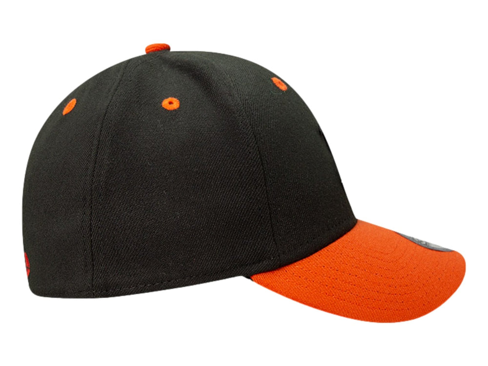 Gorra de béisbol New Era color negro con visera naranja y personaje bordado al frente.