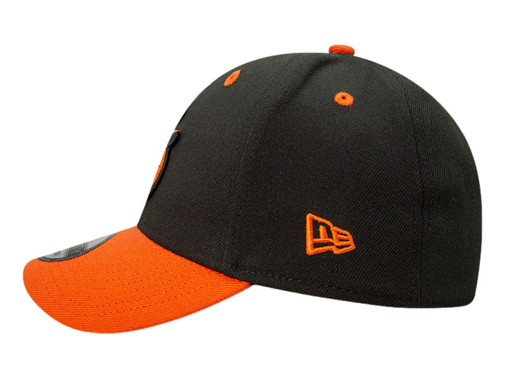 Gorra de béisbol New Era color negro con visera naranja y personaje bordado al frente.