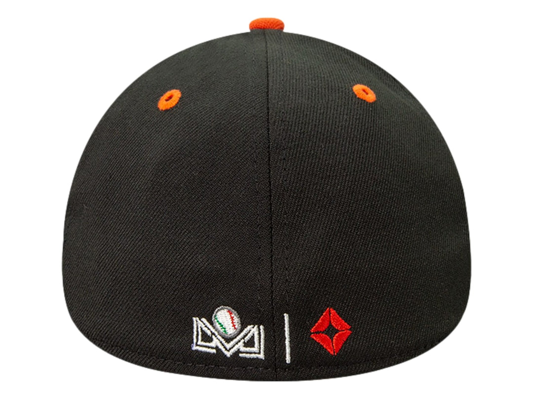Gorra de béisbol New Era color negro con visera naranja y personaje bordado al frente.