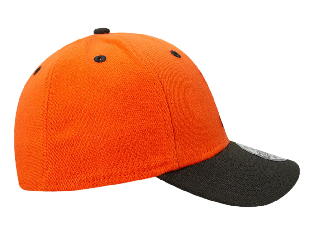Gorra de béisbol New Era color naranja con visera negra y letra H bordada en el frente.