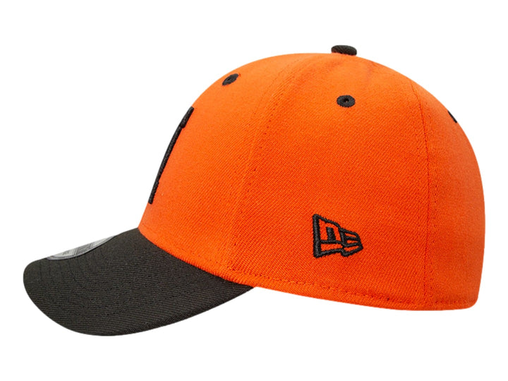 Gorra de béisbol New Era color naranja con visera negra y letra H bordada en el frente.