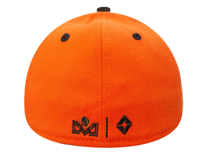 Gorra de béisbol New Era color naranja con visera negra y letra H bordada en el frente.