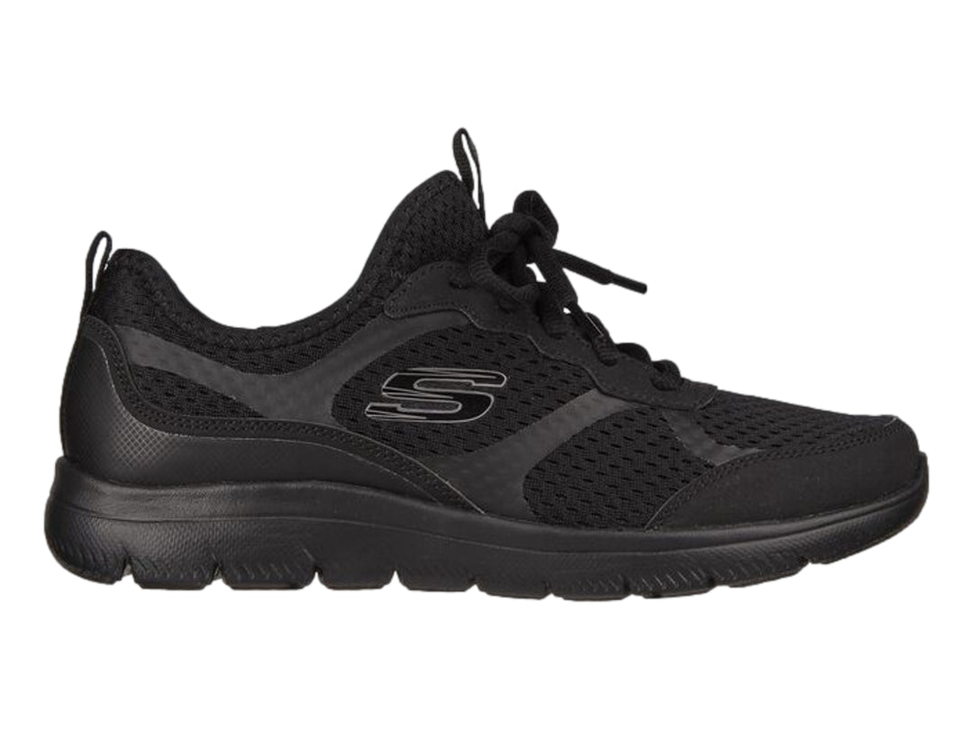 Tenis deportivos Skechers modelo Summits en color negro total con agujetas y suela flexible.