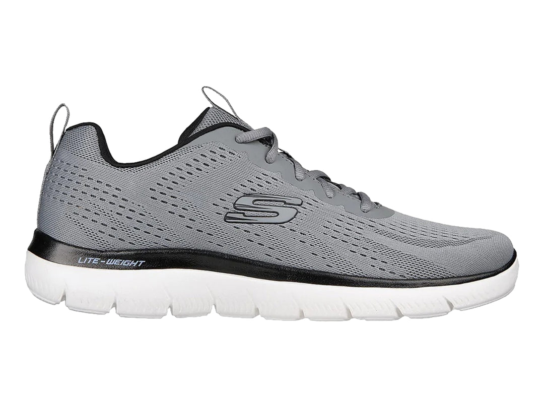 Tenis deportivos Skechers color gris con detalles en negro y suela blanca.