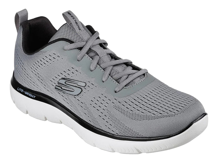 Tenis deportivos Skechers color gris con detalles en negro y suela blanca.