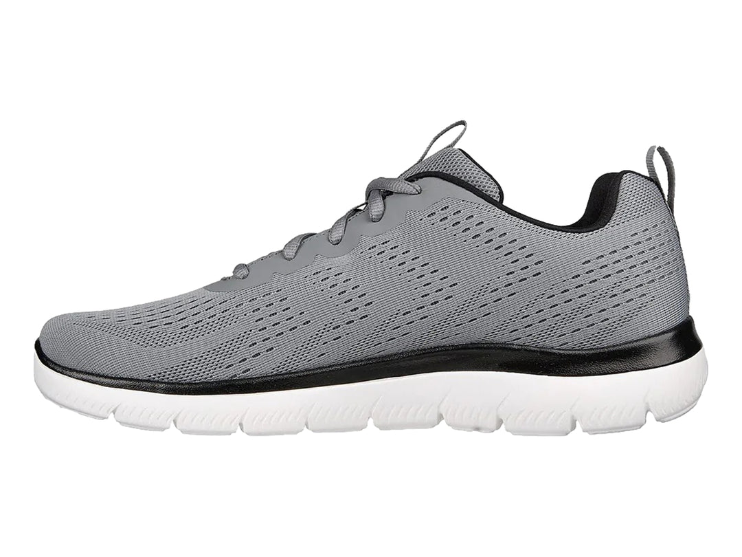 Tenis deportivos Skechers color gris con detalles en negro y suela blanca.