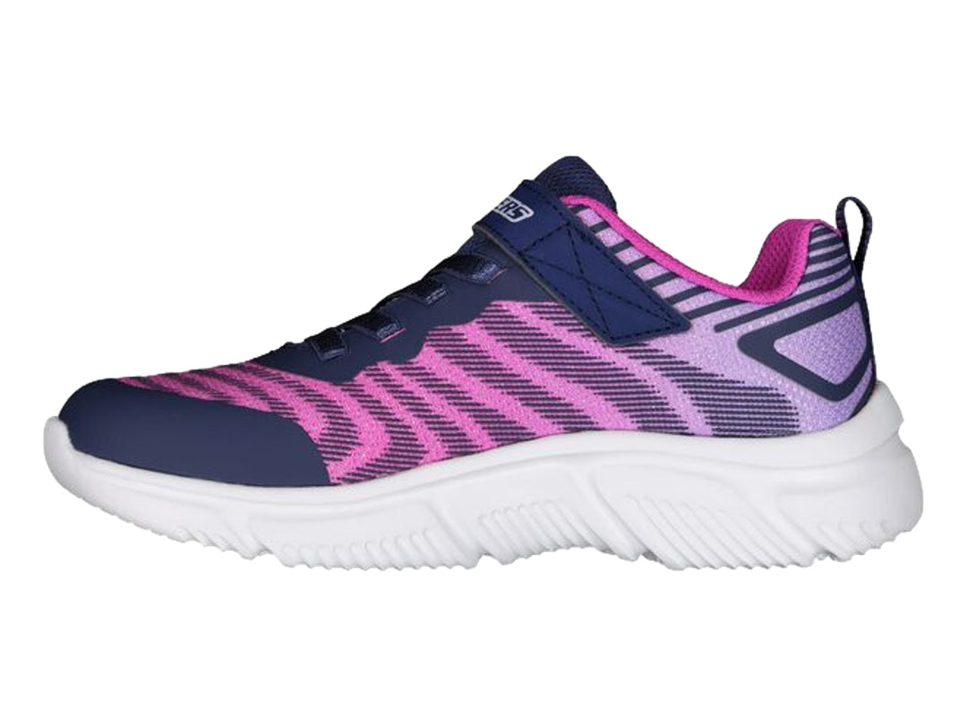 Tenis deportivos Skechers en color azul marino y rosa con suela blanca y correa de velcro.
