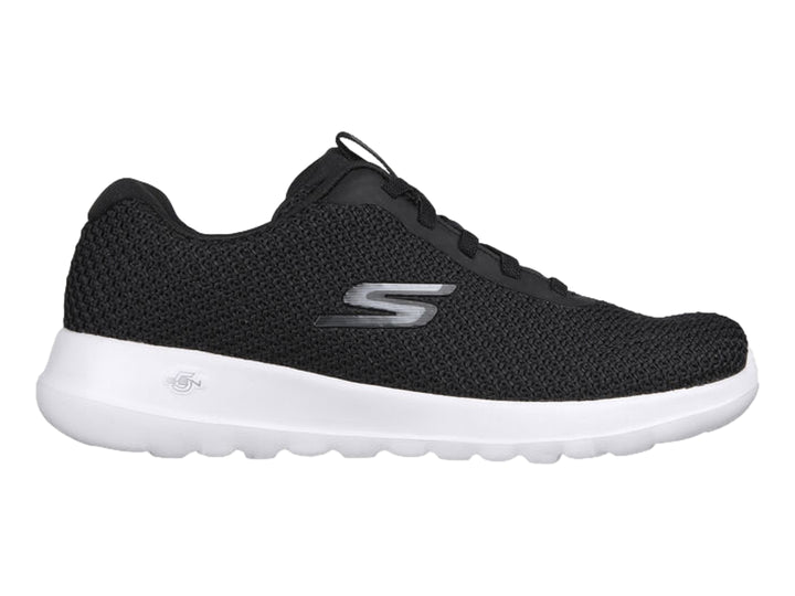 Tenis deportivos Skechers color negro con suela blanca, diseño slip-on de tejido transpirable.