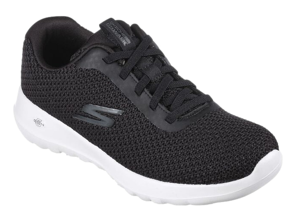 Tenis deportivos Skechers color negro con suela blanca, diseño slip-on de tejido transpirable.