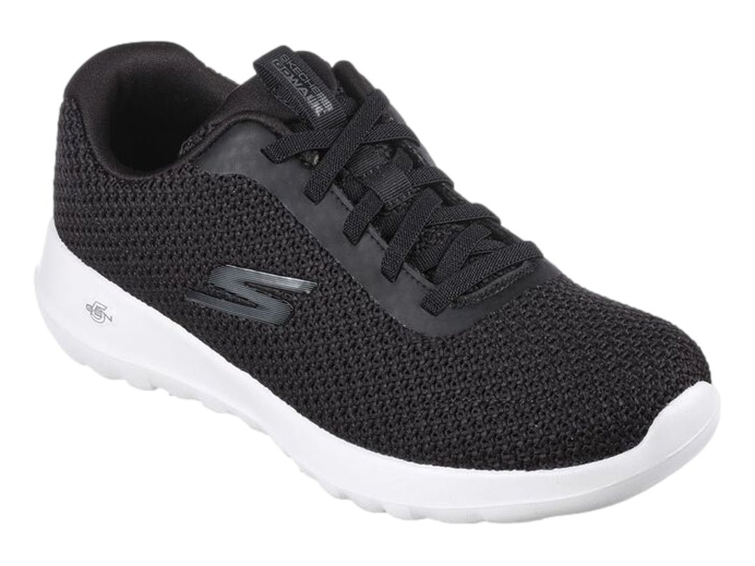 Tenis deportivos Skechers color negro con suela blanca, diseño slip-on de tejido transpirable.