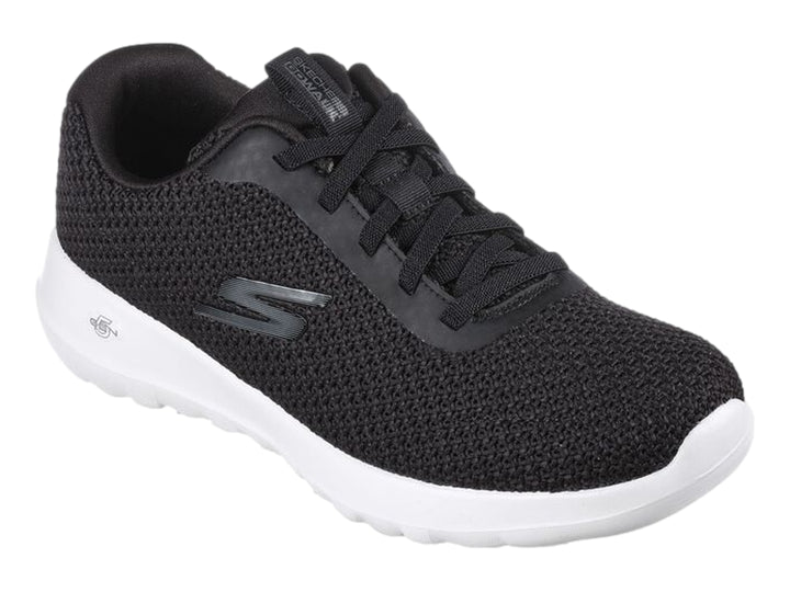 Tenis deportivos Skechers color negro con suela blanca, diseño slip-on de tejido transpirable.