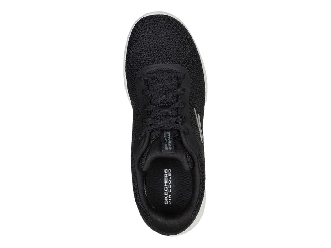 Tenis deportivos Skechers color negro con suela blanca, diseño slip-on de tejido transpirable.
