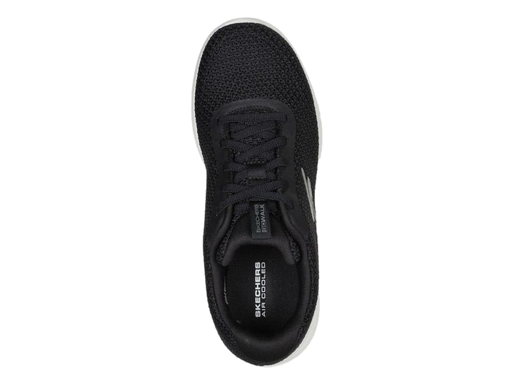 Tenis deportivos Skechers color negro con suela blanca, diseño slip-on de tejido transpirable.