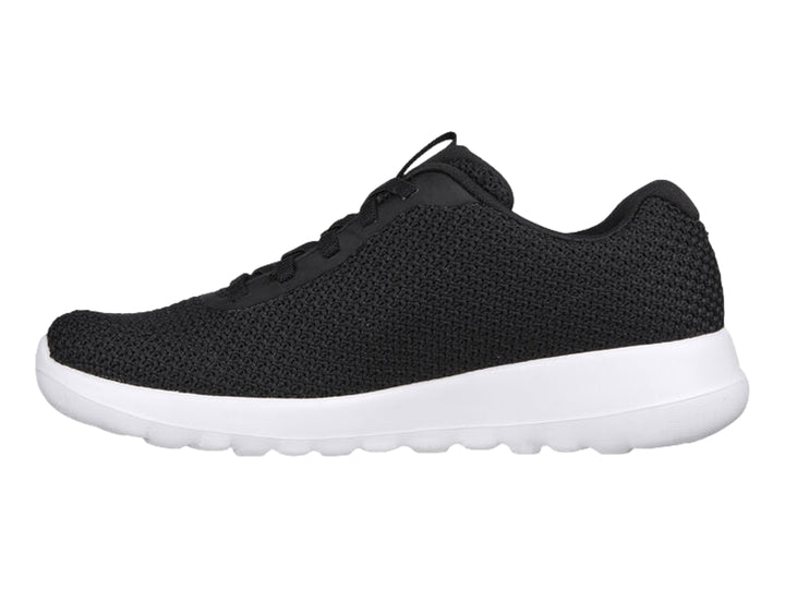 Tenis deportivos Skechers color negro con suela blanca, diseño slip-on de tejido transpirable.